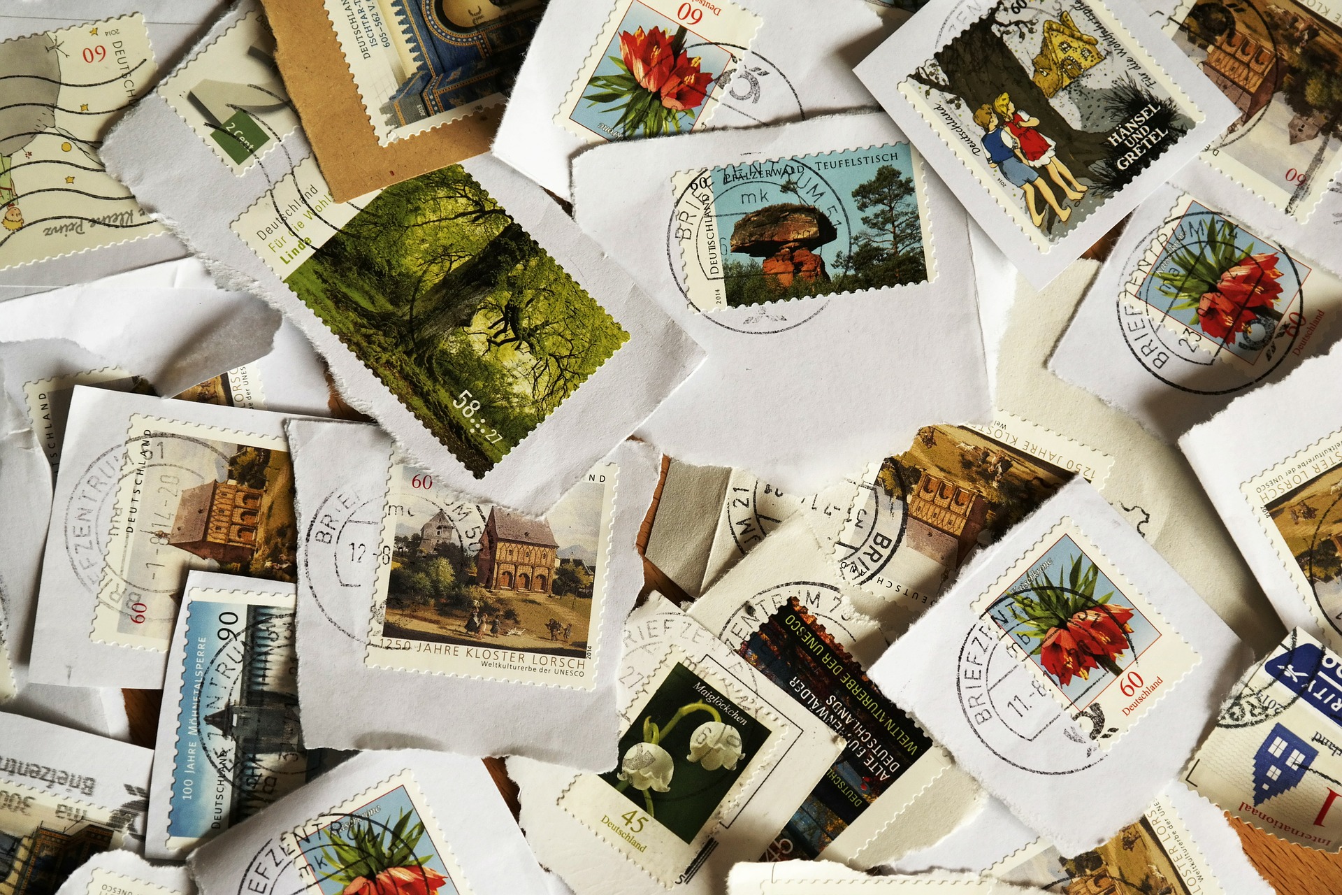 postage-stamps-484991_1920.jpg