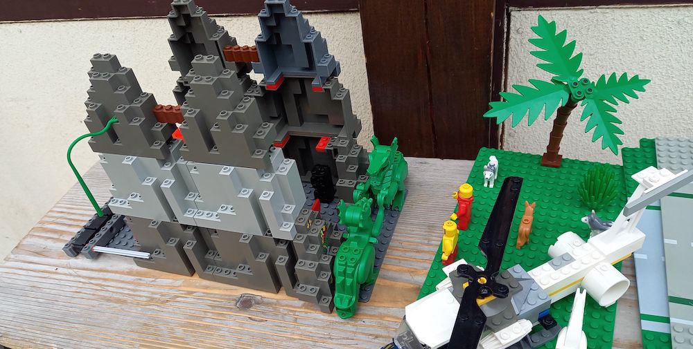 Auf dem Bild sieht man einen Tempel gebaut aus LEGO, mit einem Helikopter davor und zwei LEGO Figuren